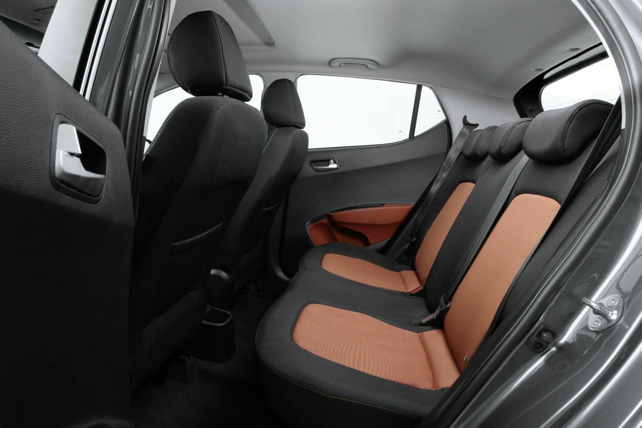 Hyundai i10: Rücksitze. Auch Erwachsene können sich hier durchaus aufhalten