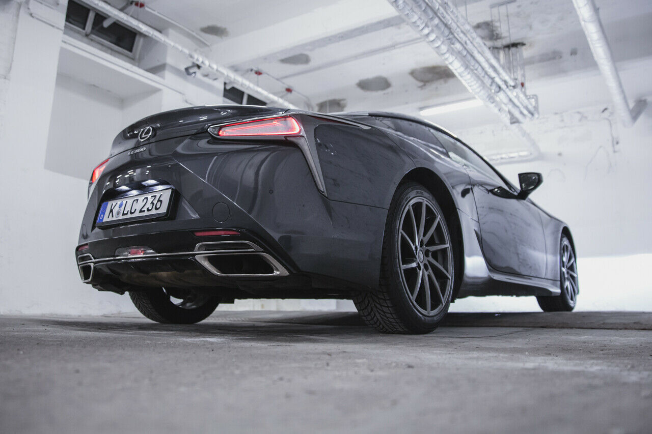 Die Hinterreifen an unserem Testwagen wirken schmal am Lexus. Sind sie auch, normalerweise trägt der LC500 hinten 275er, bei uns waren es 245er-Winterreifen