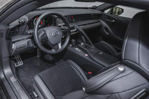 Der Drehzahlmesser des LC500 wechselt die Ansicht mit dem Modus. In Sport+ wird das Rot aufdringlicher
