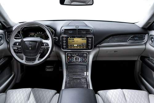 Digital, aber altmodisch: Die Display-Anordnung des Lincoln Continental