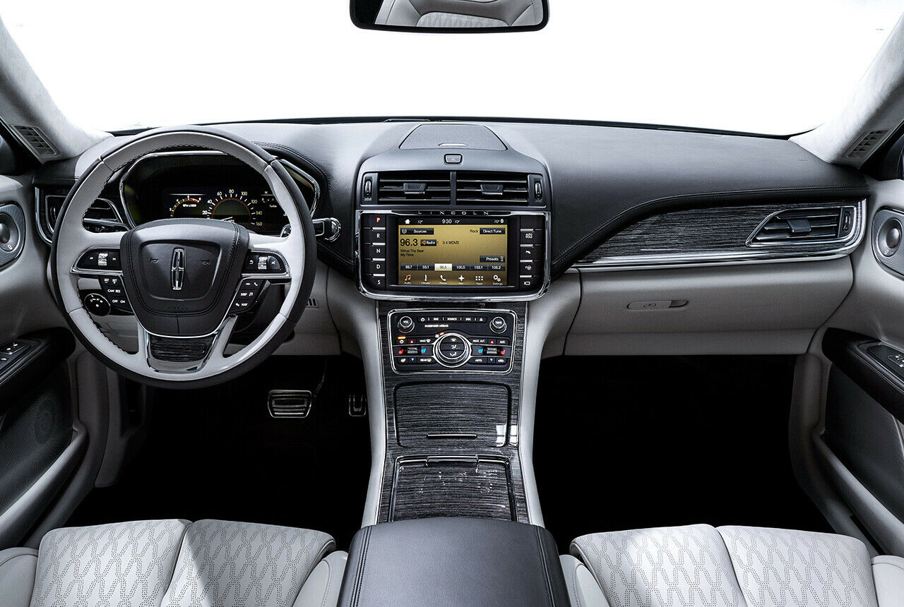 Digital, aber altmodisch: Die Display-Anordnung des Lincoln Continental