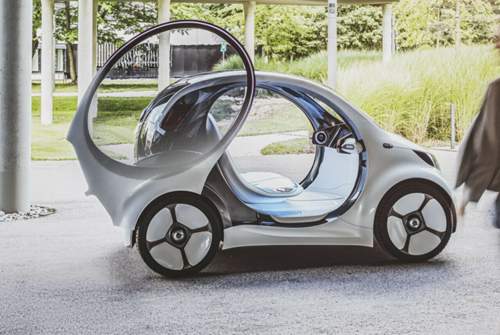 Die Türen des Smart EQ öffnen platzsparend nach hinten oben