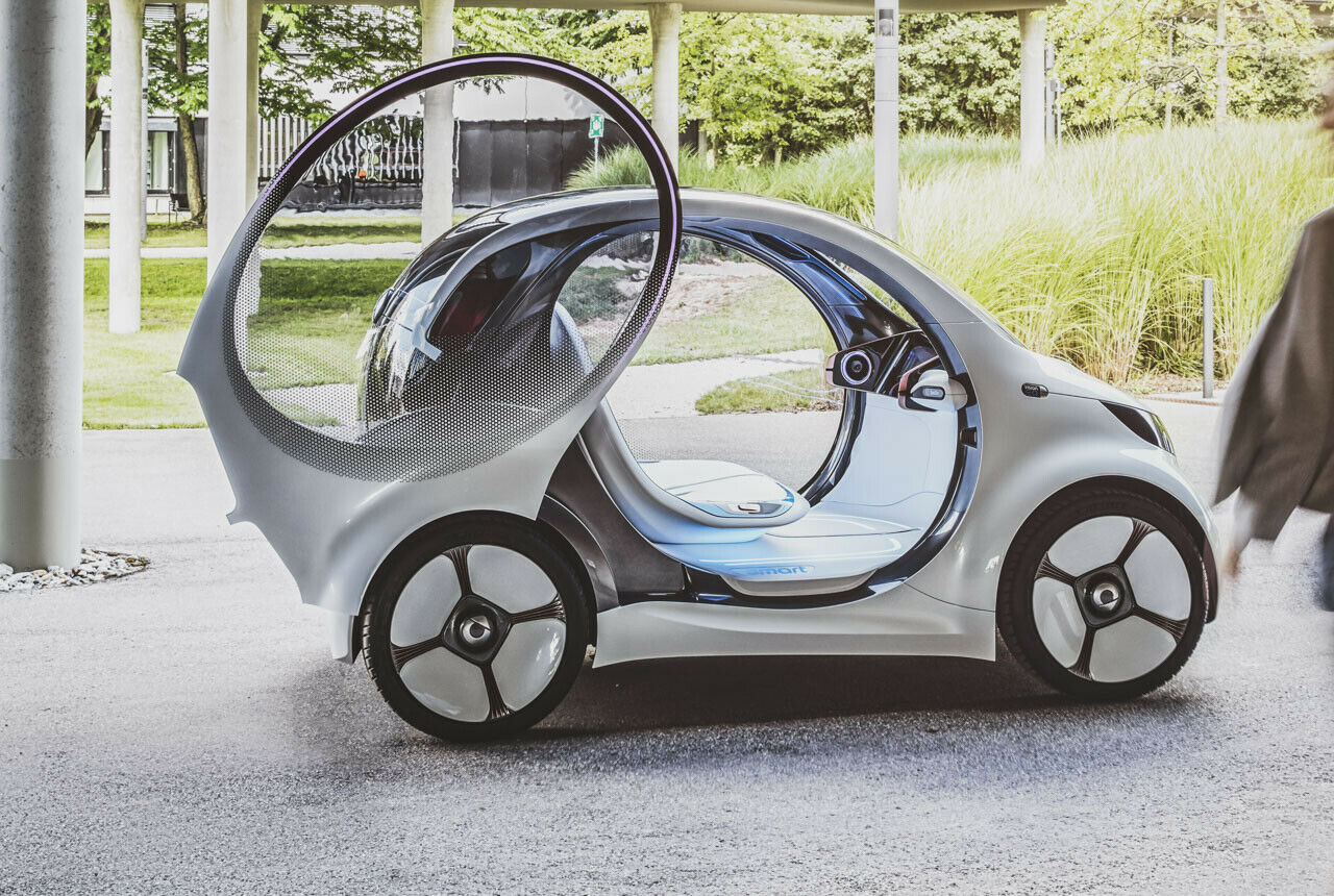 Die Türen des Smart EQ öffnen platzsparend nach hinten oben