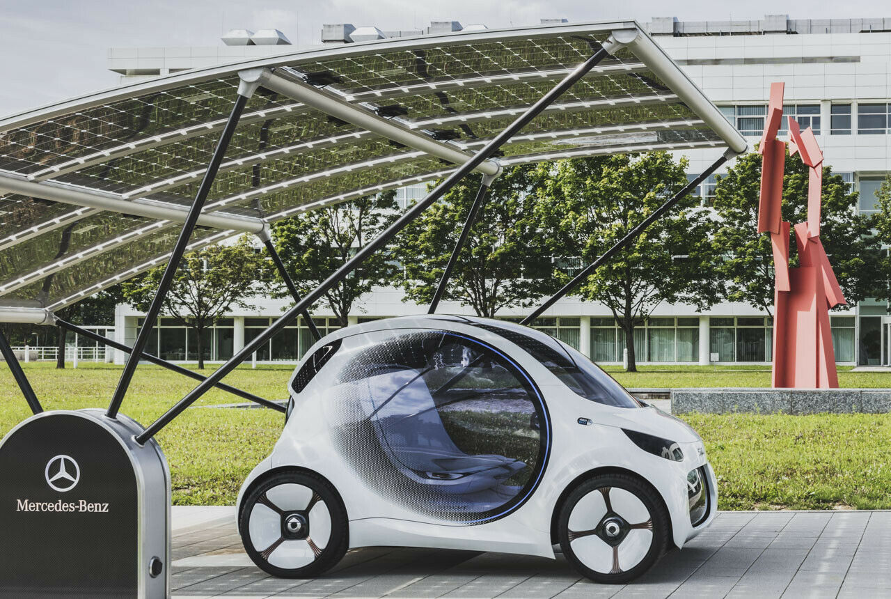 Wenn das Elektromobil nicht gebraucht wird, steuert es selbständig eine Ladesäule an