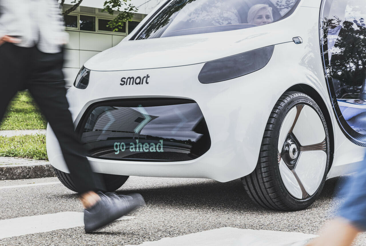 Um Missverständnisse zu vermeiden, signalisiert der Smart Vision EQ Fortwo Fußgängern, wenn er sie über die Straße lässt