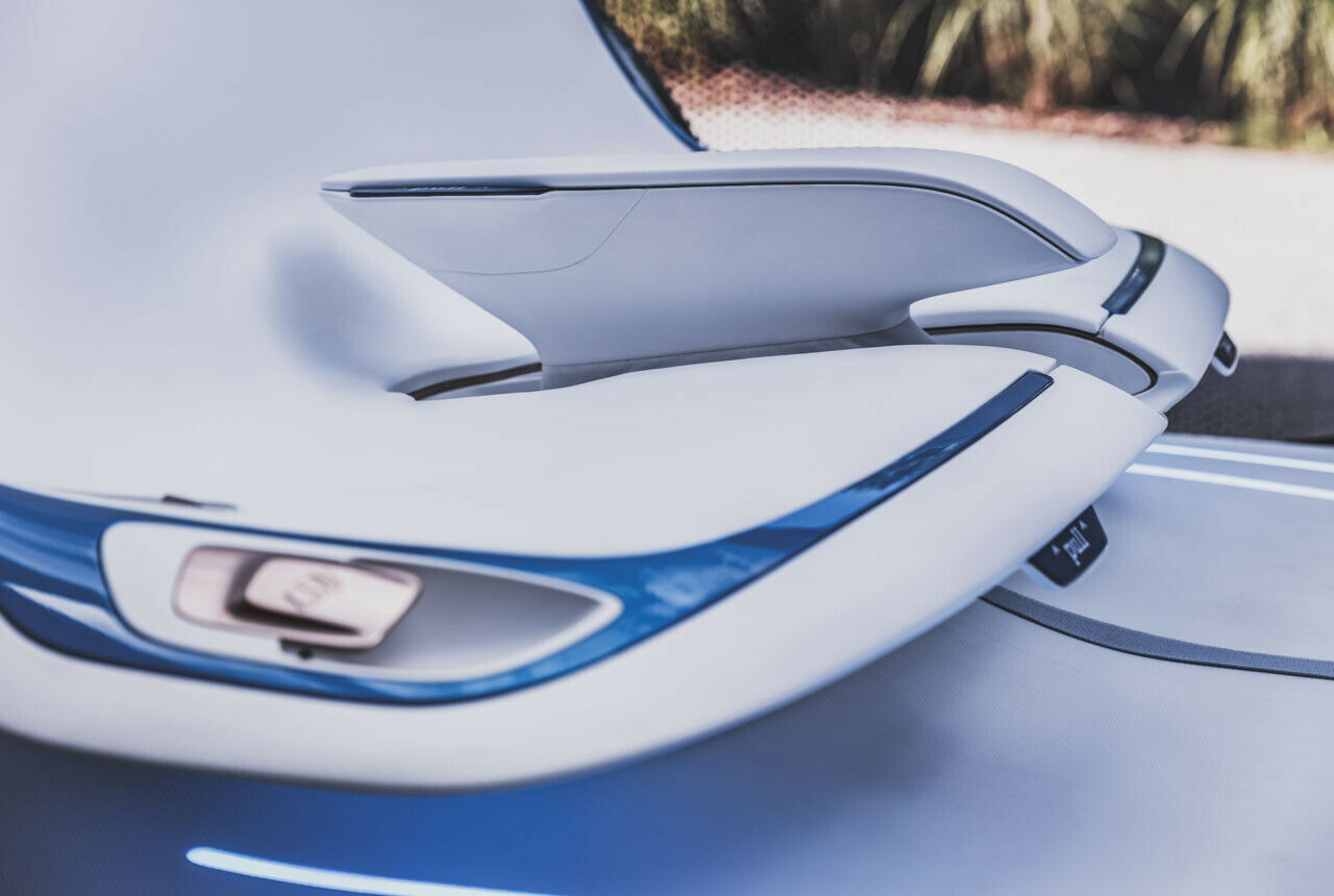 Die Mittelarmlehne im Smart Vision EQ Fortwo lässt sich ausfahren oder versenken, je nach gewünschter Nähe zum Mitfahrer