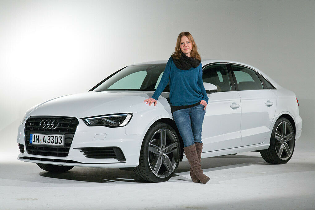 MOTOR-TALK-Redakteurin Sabine Stahl vor der Audi A3 Limousine: Der Kompakte soll die A3-Verkäufe um 50% steigern.