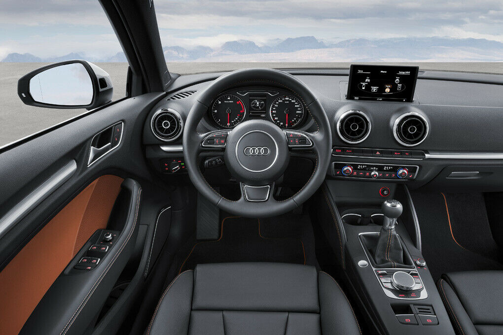 Gewohnter Blick aufs Volant: Das Interieur stimmt mit dem des Dreitürers überein.