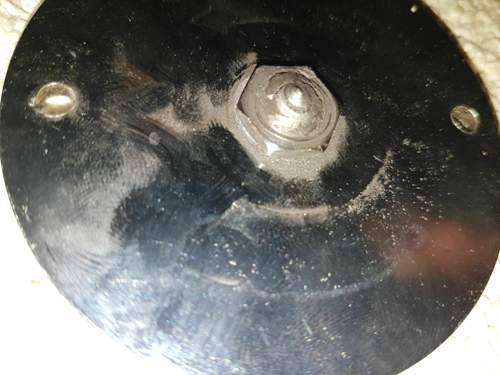 Der Metallkegel am Deckel
