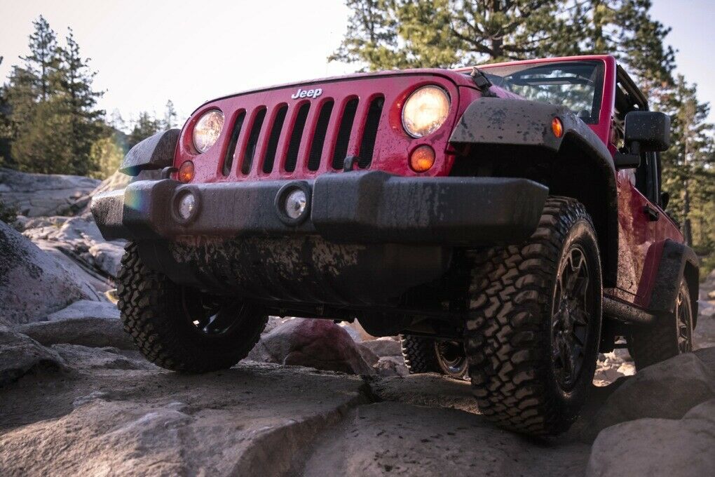 Wasser, Steine, Schlamm und Baumstämme. Auf dem Rubicon Trail gibt es alles, was ein Offroader braucht