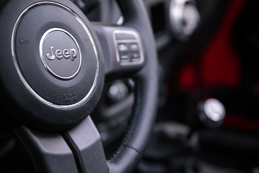 Das Steuer des Jeep Rubicon