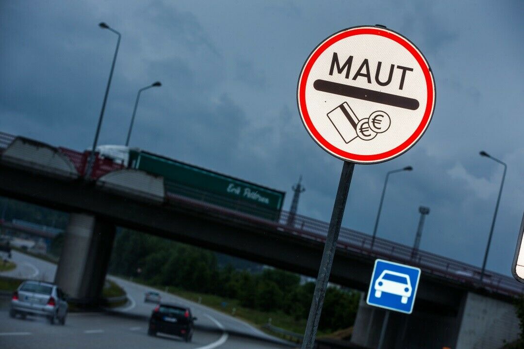 "Die zusätzlichen Einnahmen aus der Lkw-Maut werden wir zweckgebunden und zusätzlich in den Erhalt und Ausbau der Brücken und Straßen investieren", sagt Bartol