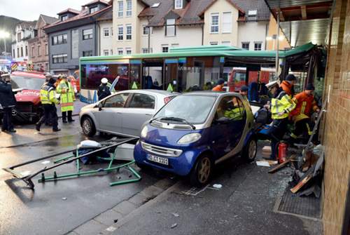 Bevor der Schulbus in die Hauswand fuhr, stieß er mit mehreren Fahrzeugen zusammen