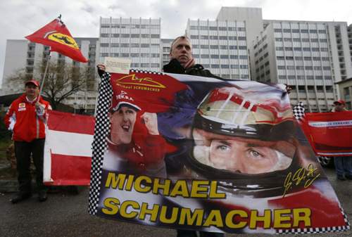 Schumacher-Fans vor dem Krankenhaus in Grenoble