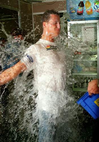 Eine Wasserdusche für Schumi: In der Benetton-Box wurde nach dem Titelgewinn kräftig gefeiert