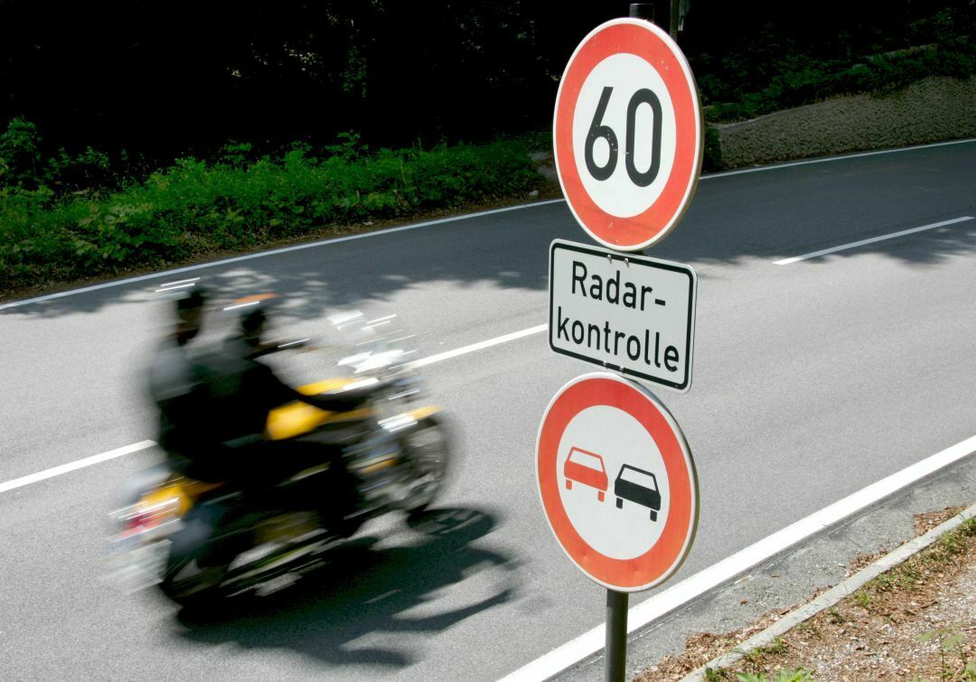 Warnschilder vor fest installierten Radarfallen sind nichts Neues, flächendeckend aber nicht üblich