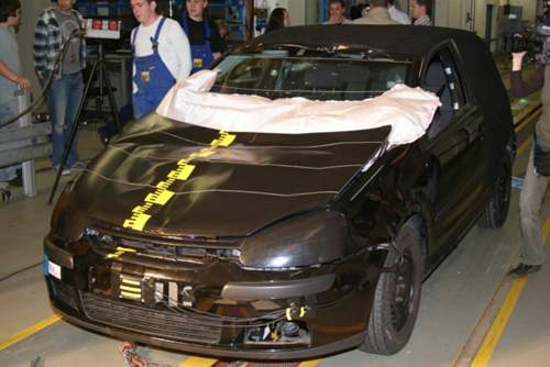 Ein Frontscheibenairbag nach einem Crashtest.