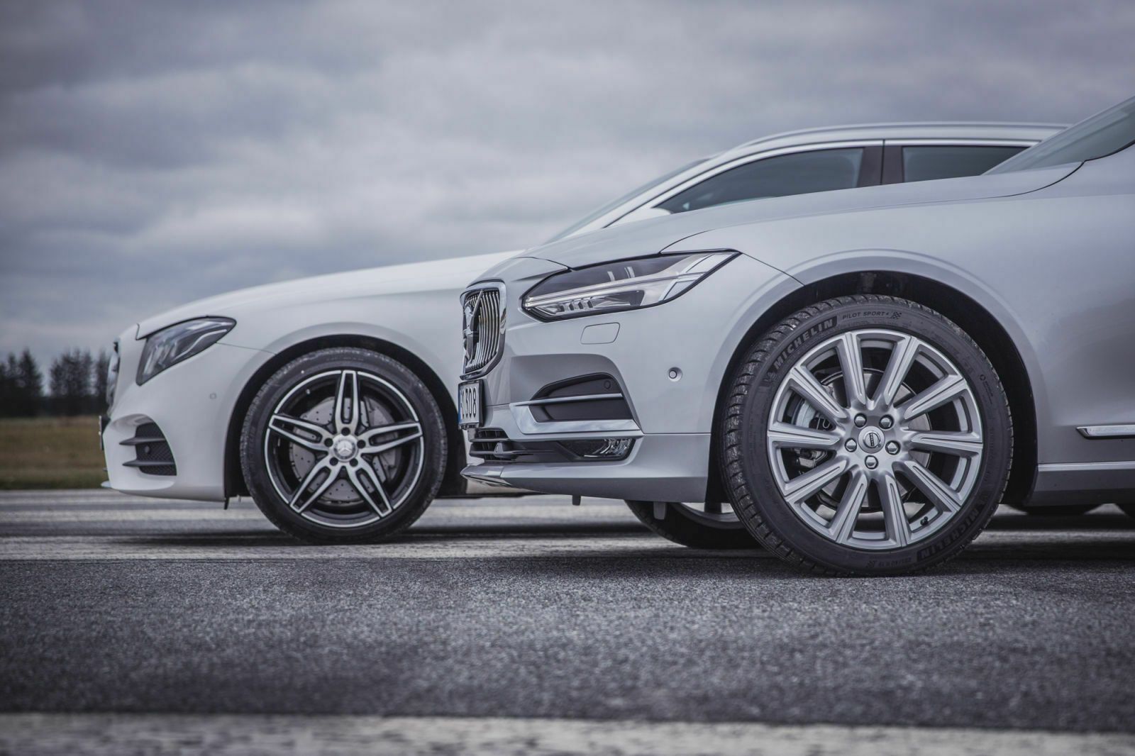 Der Volvo V90 D5 AWD verfügt über etwas mehr Bodenfreiheit als der Mercedes E 220d T
