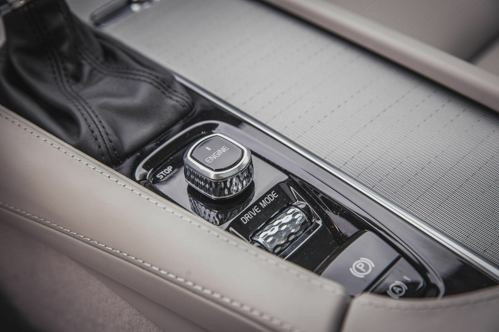 Der Startknopf im Volvo V90 D5 AWD ist eigentlich ein Drehknopf, er sitzt auf dem Mitteltunnel