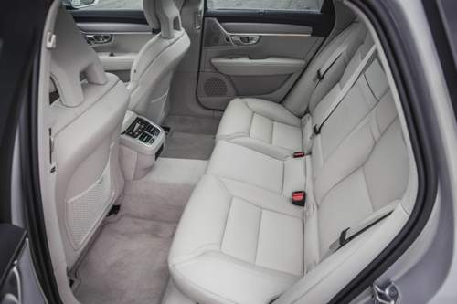 Blick auf die Rückbank des Volvo V90 D5 AWD. Hier gibt es reichlich Platz für die Passagiere, mehr als im Mercedes
