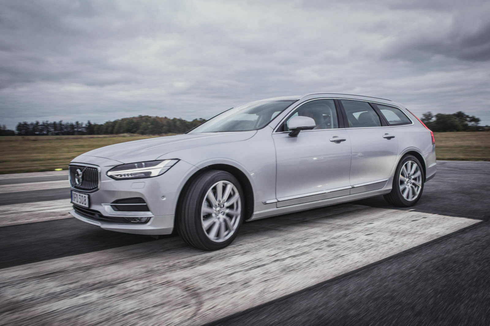 Mercedes E 220d T-Modell und Volvo V90 D5 AWD im Vergleichstest