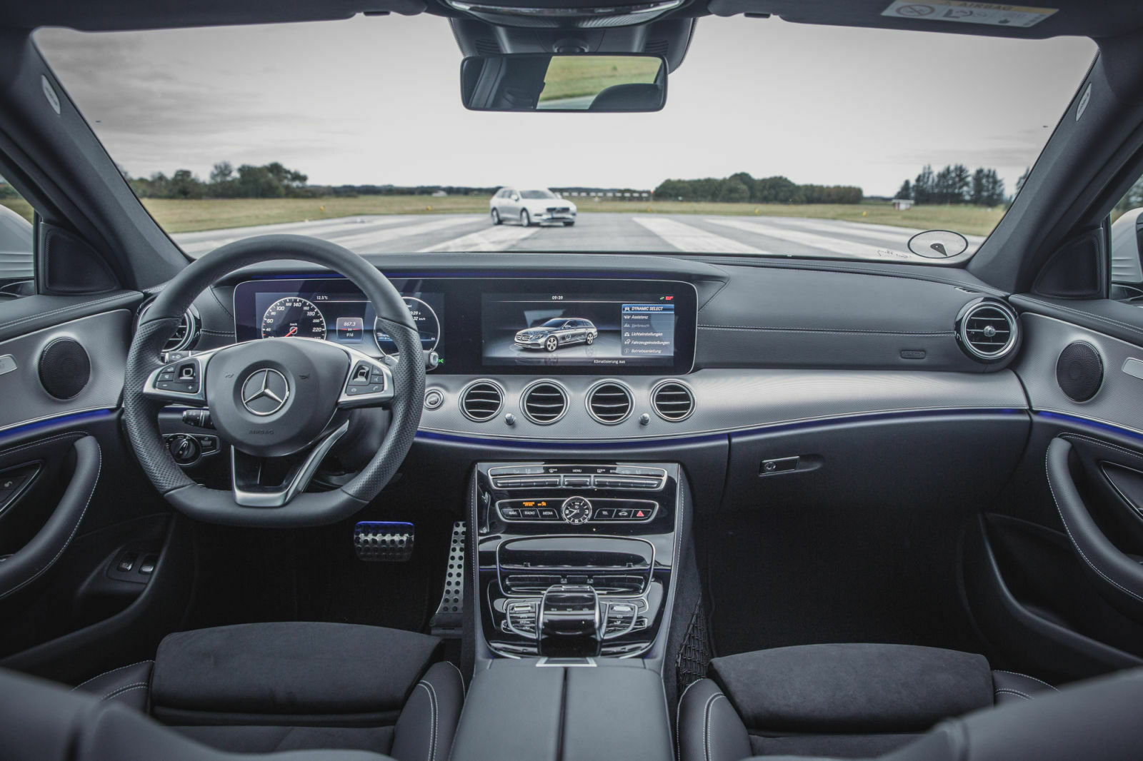 Typisch die fließenden Formen des Mercedes, die Zierflächen in Metalloptik gefallen uns weniger gut als das erhältliche offenporige Holz