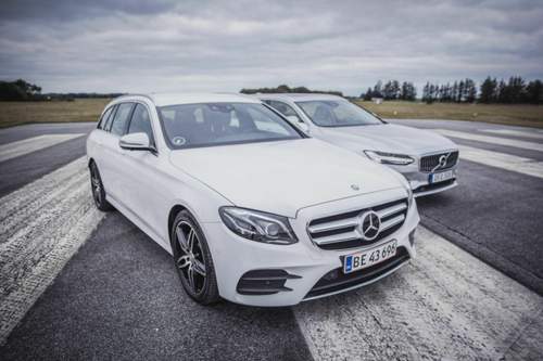 Fahrdynamisch hat der Mercedes E 220d T-Modell gegenüber dem Volvo V90 D5 AWD die Nase deutlich vorne, trotz des schwächeren Motors