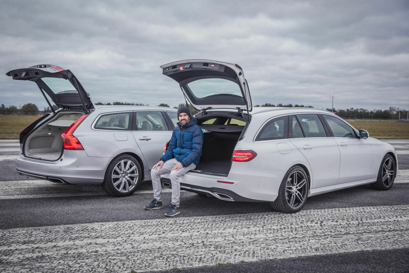 Beim Mercedes E 220d T-Modell öffnet die Heckklappe etwas weiter als beim Volvo V90 und gibt eine größere Öffnung frei
