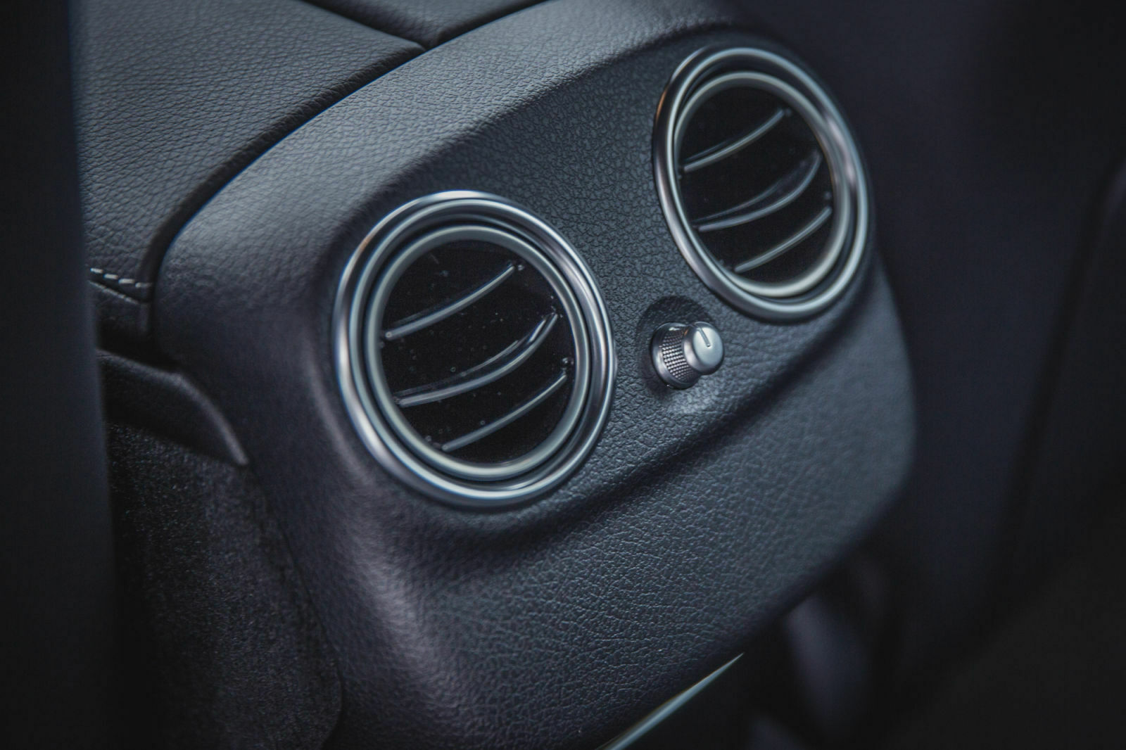 Unser Vergleichs-Mercedes verfügte nur über eine Klimaautomatik mit zwei Zonen, eine Dreizonen-Klimatronic gibt es optional