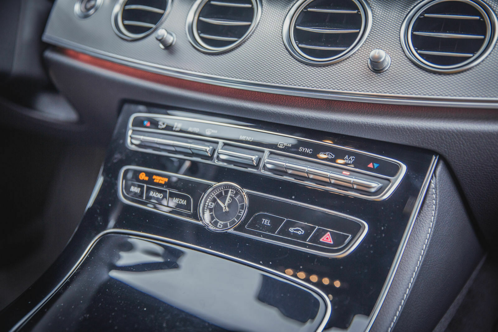 Was die Oberflächengüte betrifft sicherlich das Schlechteste am Mercedes E 220d T-Modell: Der "Klavierlack" in der Mittelkonsole