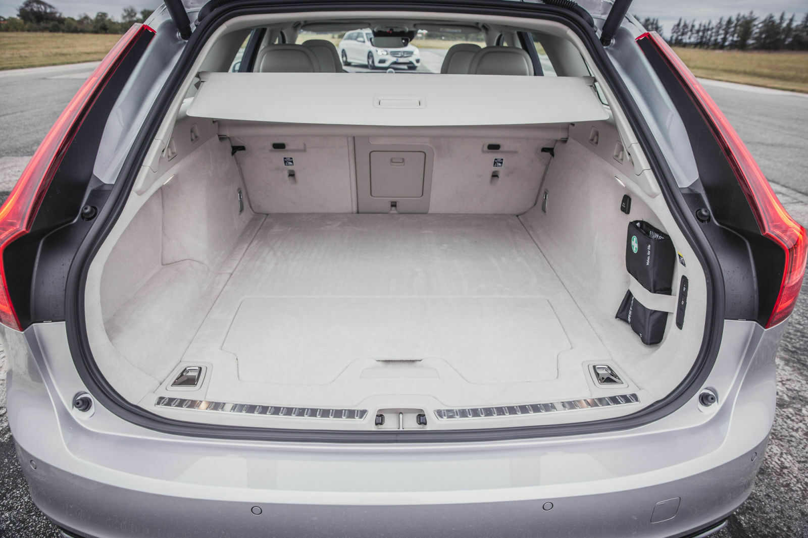 Die Heckklappe beim V90 ist vor allem im oberen Bereich etwas schmal geraten