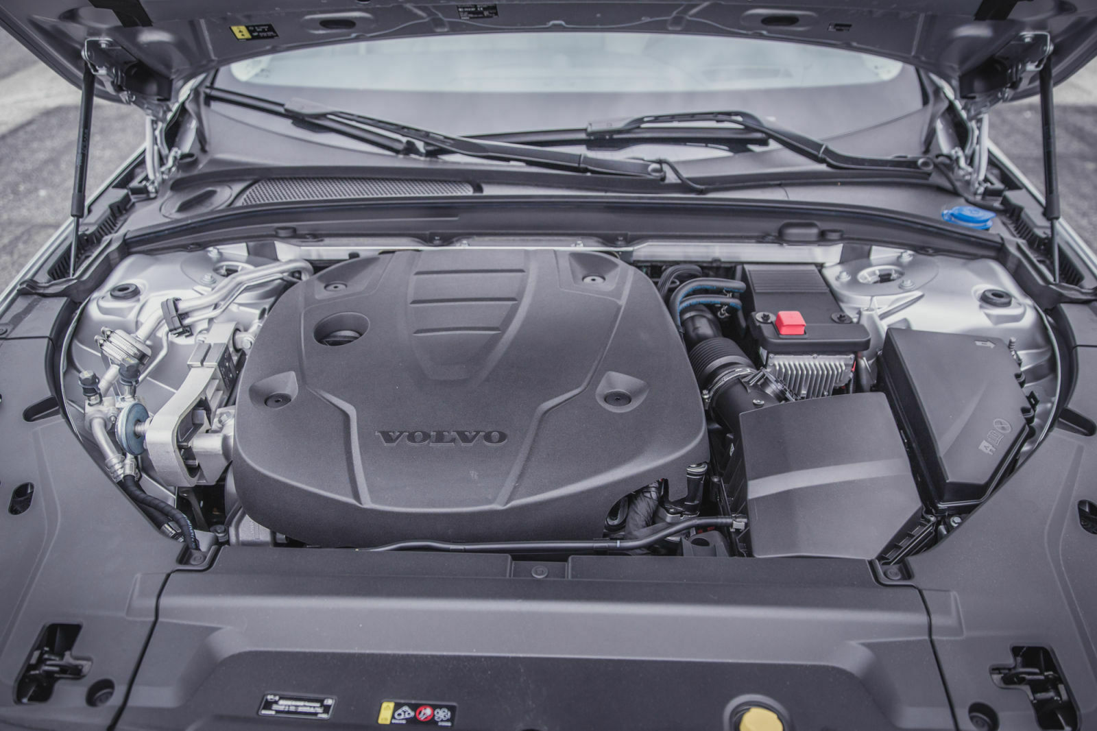 Im Volvo V90 D5 AWD war vom 2,0-Liter-Diesel mit 235 PS kaum etwas zu hören. Allerdings war der Volvo auch mit Akustglas ausgerüstet
