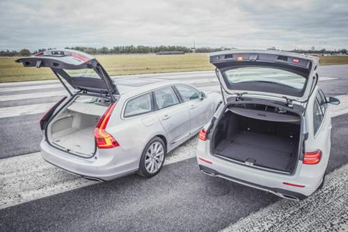Das T-Modell der E-Klasse kommt serienmäßig mit Luftfederung an der Hinterachse und Niveauregulierung, Volvo lässt sie sich mit fast 2.000 Euro bezahlen