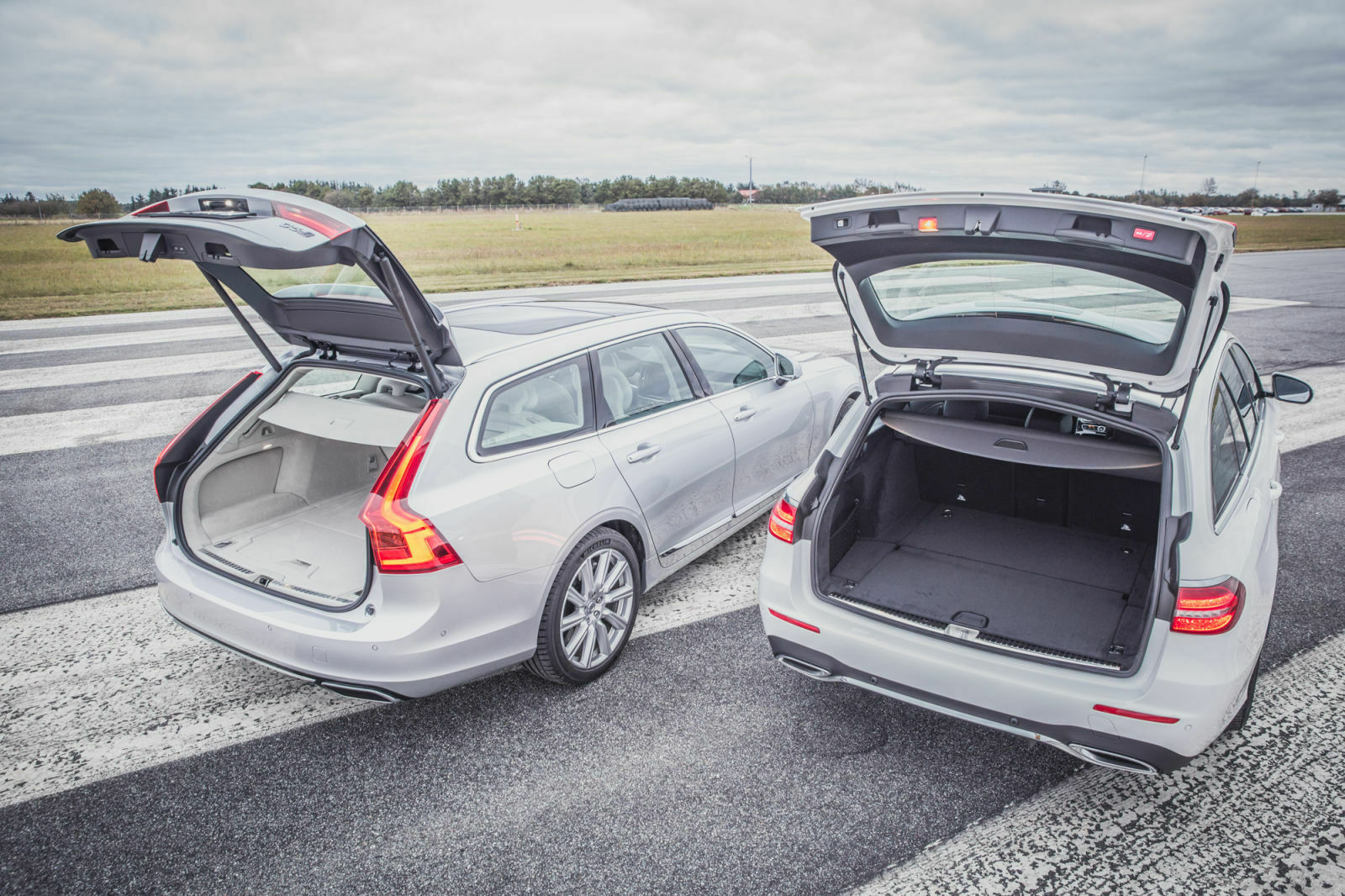Das T-Modell der E-Klasse kommt serienmäßig mit Luftfederung an der Hinterachse und Niveauregulierung, Volvo lässt sie sich mit fast 2.000 Euro bezahlen