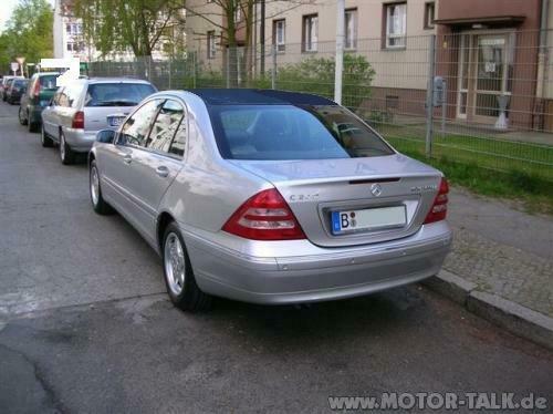 Schwarzes Dach auf weißen Mercedes?