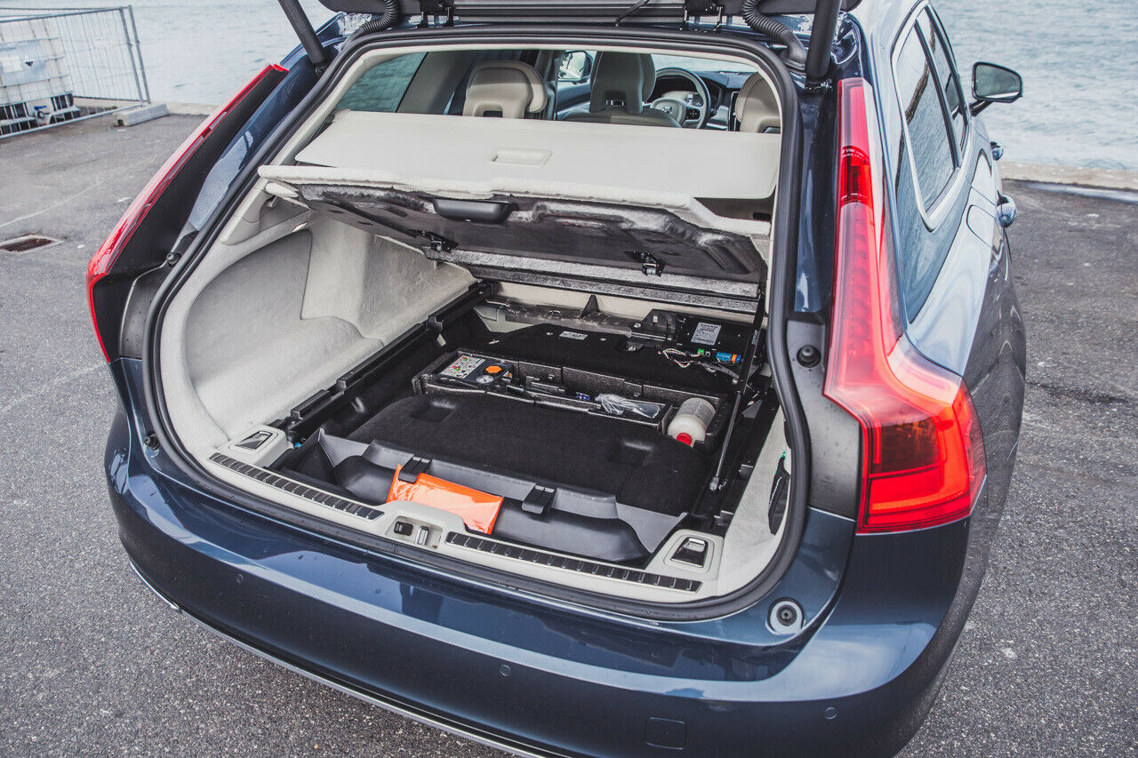 Unter dem soliden doppelten Boden im Kofferraum bleibt wegen der Hybrid-Technik nur wenig Platz für Stauraum