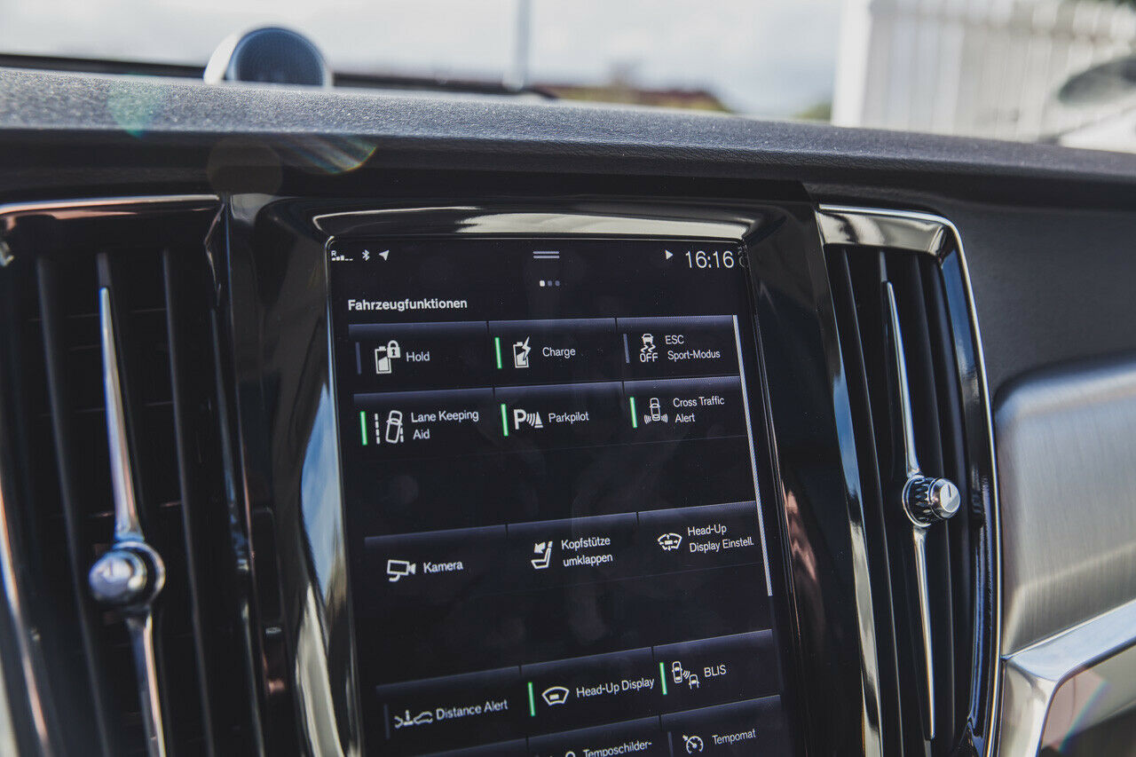 Das Infotainmentsystem im Volvo V90 gibt bei der Bedienung keine Rätsel auf und kann viel