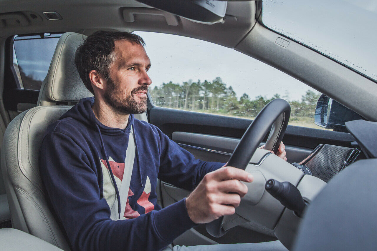 Die Sitzposition im Volvo ist prima, das Lenkrad lässt sich weit verstellen