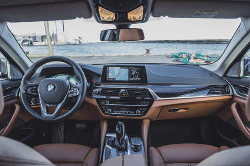 Das Armaturenbrett im BMW kommt den Insassen näher, fällt aber gen Innenraum etwas ab, dadurch gewinnt das Raumgefühl etwas