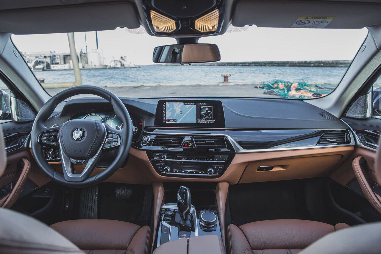 Das Armaturenbrett im BMW kommt den Insassen näher, fällt aber gen Innenraum etwas ab, dadurch gewinnt das Raumgefühl etwas