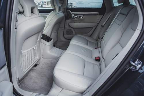 Enorm viel Beinfreiheit im Fond des Volvo V90, die ausklappbare Sitzerhöhung für Kinder drückt sich jedoch leicht störend gegen den Hintern