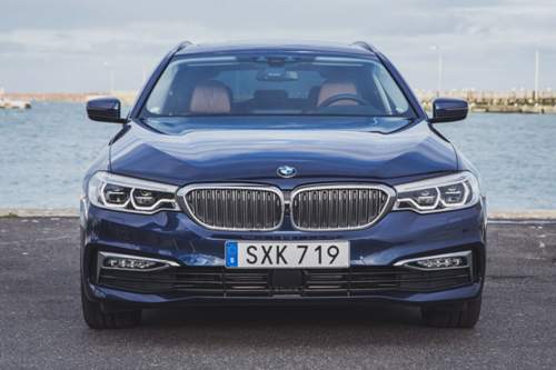 Hinter der breiten Niere des 5er sitzt der neue Reihensechszylinder-Diesel (B57) mit 3,0 Litern Hubraum