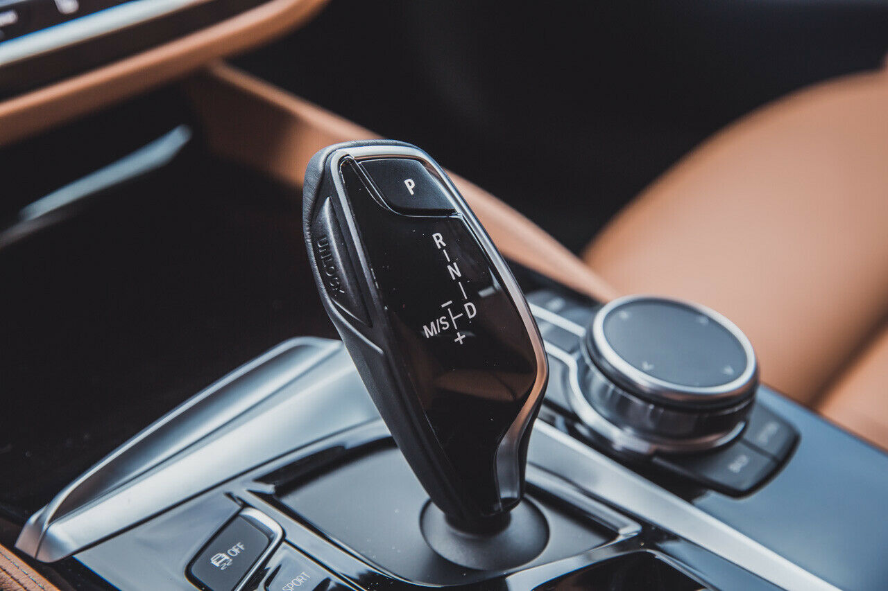 Klassischer "Schuhlöffel" für die Achtang-Automatik im 530d xDrive