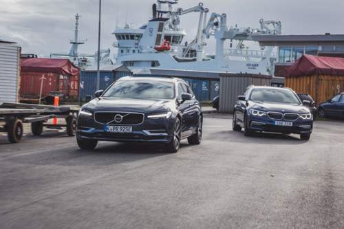 Der Volvo V90 fährt als T8 mit 407 PS Systemleistung dem BMW 530d xDrive davon