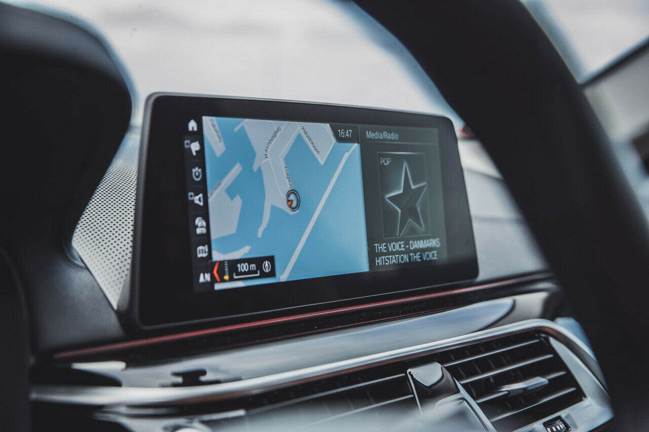 Das Infotainmentsystem im BMW 5er kann ebenfalls sehr viel, lässt sich aber nicht so intuitiv bedienen