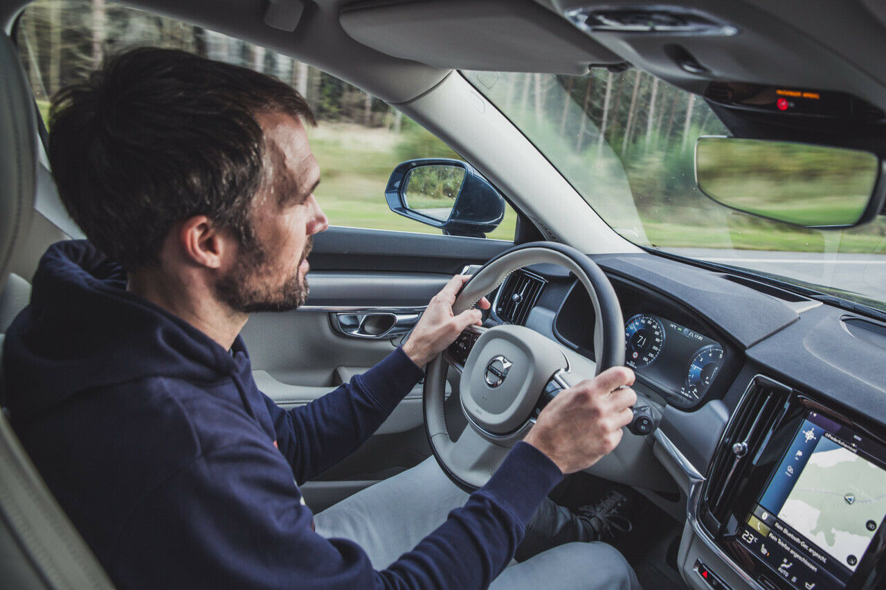 Viel Gefühl transportiert die Lenkung nicht, Volvo legt sie im V90 auf Komfort aus