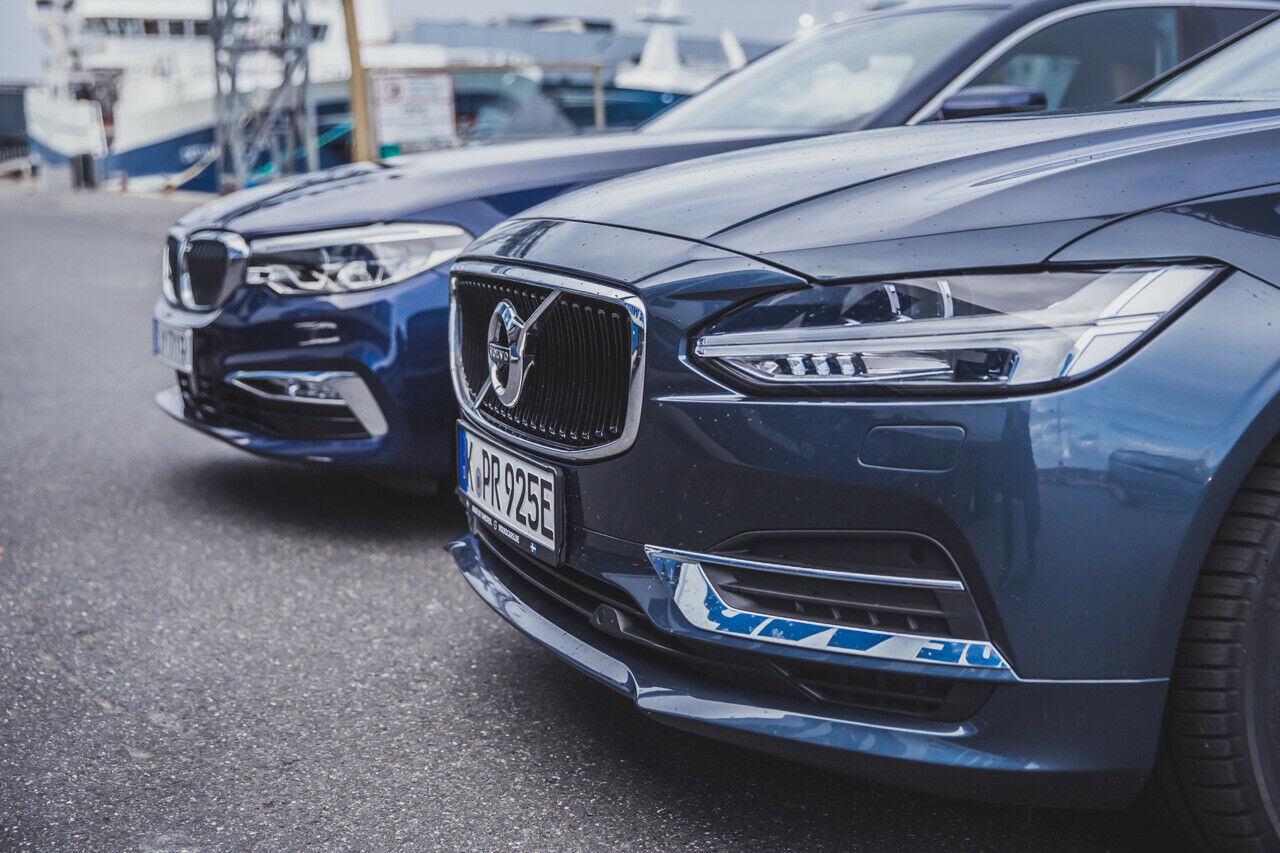 Der Volvo V90 streckt seine Front herausfordernd in den Wind