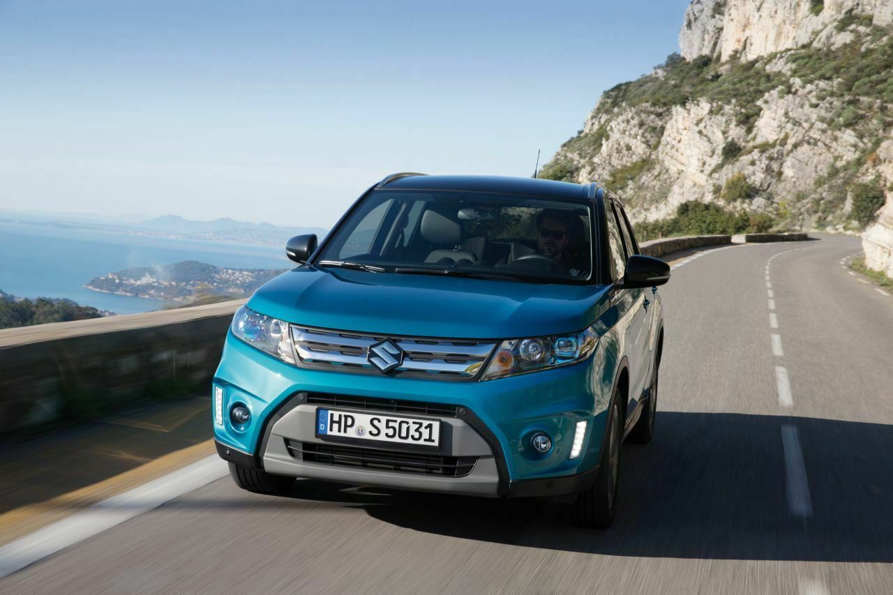 Suzuki Vitara: Jetzt hat Suzuki auch ein kleines SUV. So wie Fiat, Ford, Mini, Opel, Peugeot, Renault oder Skoda. Abheben will sich der Vitara mit niedrigen Preisen, umfangreicher Ausstattung und individuellen Farben