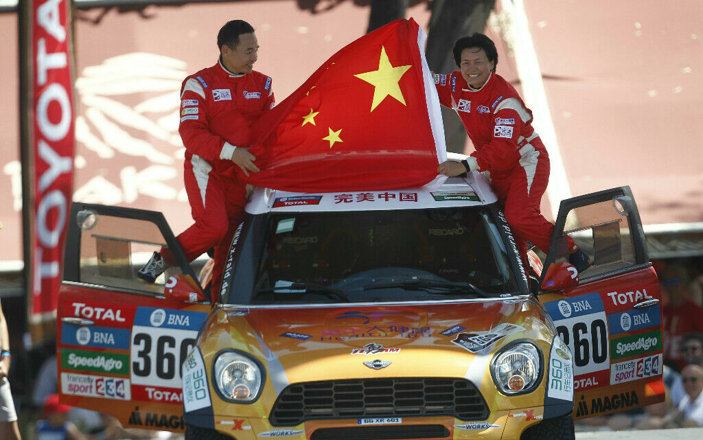 Guo Meiling (rechts) und ihr Copilot Liao Min beim symbolischen Start der Rallye Dakar 2016 in Buenos Aires