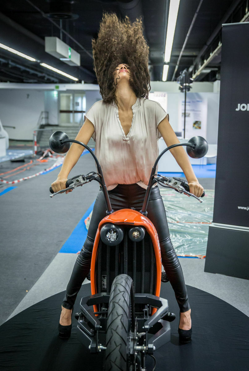 Eine Besucherin auf der Automechanika 2014